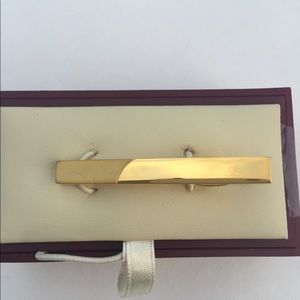 New with tags KENNETH ROBERTS TIE BAR gold